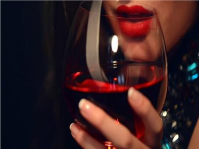 للسيدات| كأس من «النبيذ» يومياً هو الجرعة الآمنة للكحوليات