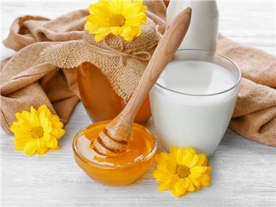 4 فوائد من العسل والحليب للبشرة.. تعرفي عليها