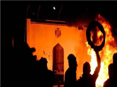 عراقيون يضرمون النار في القنصلية الإيرانية بالنجف للمرة الثانية في أسبوع