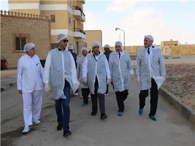 صور| وزير الزراعة يتفقد المشروع القومي لإنتاج البيض بالفيوم