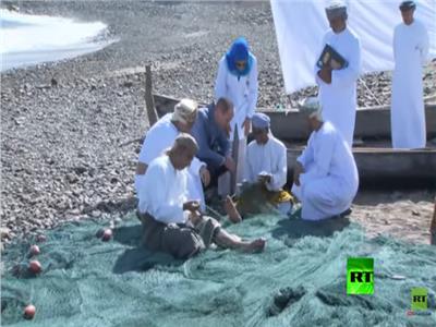 فيديو| الأمير ويليام يساعد الصيادين في إصلاح الشباك بعُمان