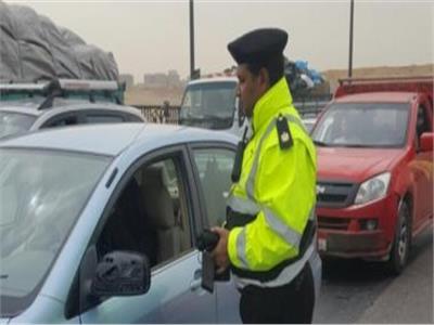 مدير المرور يتفقد الطرق السريعة لتأمين رحلات المواطنين