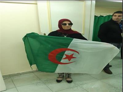 صور| الجالية الجزائرية بمصر تدلي بأصواتها في انتخابات الرئاسة بمقر السفارة