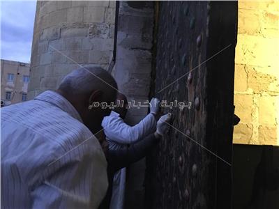 شاهد| إنهاء 75% من أعمال إزالة الكتابات من جدران قلعة قايتباي