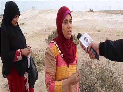 فيديو| «رزق من بطن الجحور».. سيدات «أبو رواش» يصطدن الثعابين والأفاعي