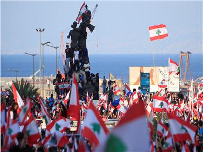 المتظاهرون اللبنانيون يقطعون الطرق في طرابلس ومحافظة «جبل لبنان»