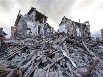 استمرار جهود البحث والإنقاذ داخل مبنى انهار بعد زلزال جنوب الفلبين