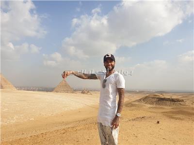 صور| داني ألفيش يبدأ جولته السياحية في القاهرة والجيزة