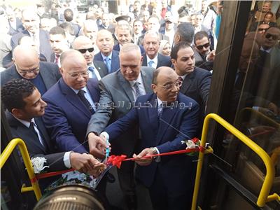 صور| وزير التنمية المحلية ومحافظ القاهرة يدشنان ٢٠ أتوبيسًا جديدًا يعملون بالغاز الطبيعي