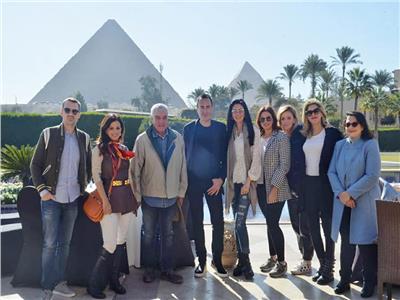 بالصور| خبير إكسسوارات عالمية يزور الأهرامات بصحبة زاهي حواس