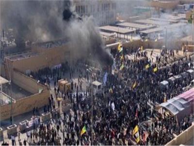 مصدر أمني عراقي : المحتجون أحرقوا الباب الثاني للسفارة الأمريكية في بغداد | فيديو