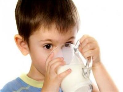 دراسة: الأطفال الذين يستهلكون الحليب كامل الدسم يكونون أقل عرضة لفرط الوزن