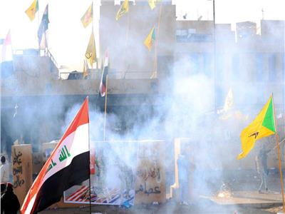 القوات الأمريكية تطلق الغاز المسيل للدموع على المحتجين أمام سفارة واشنطن ببغداد