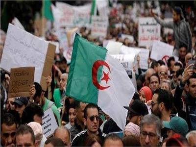 الجزائر تطلق سراح نشطاء معارضين اعتقلوا أثناء الاحتجاجات