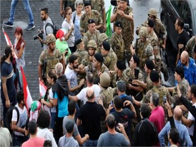 احتجاجات أمام البرلمان اللبناني..ومسيرات في شوارع بيروت تندد بالقوى السياسية