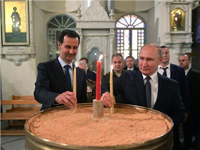 «أضاءا الشموع وزارا مسجد».. صور من زيارة بوتين لسوريا ولقاء الأسد