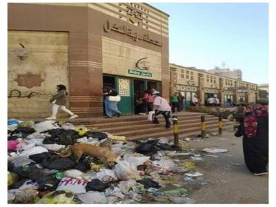 «التنمية المحلية» تستجيب لشكوى تراكم القمامة أمام محطة مترو عزبة النخل بالقاهرة 