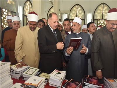 محافظ أسيوط يفتتح معرض كتاب اليوم الواحد بمسجد عمر مكرم