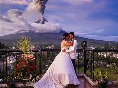 يكملان مراسم الزواج والبركان يثور في خلفية المشهد
