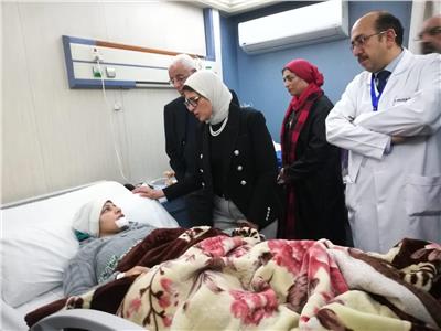 صور| وزيرة الصحة تزور طبيبات حادث الكريمات وتعود لتلقي العلاج بمستشفى وادي النيل