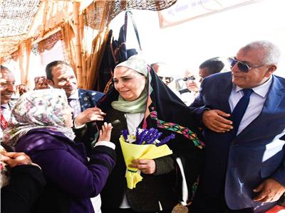 خاص| وزيرة التضامن ترتدي «الطرحة الواحاتي» خلال زيارتها لـ «الوادي الجديد».. صور 