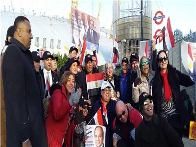 صور وفيديو| المصريون ببريطانيا ينظمون وقفة تأييد للرئيس بمشاركة محمد فؤاد