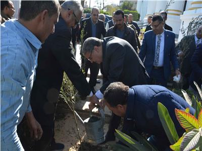 محافظ المنيا يغرس شجرة ضمن مبادرة «هنجملها» للحفاظ على البيئة
