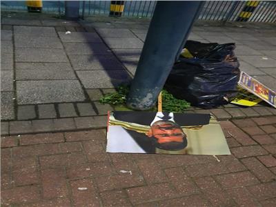 صور| اختفاء وقفات الإخوان «الممولة».. ولافتاتهم ملقاة على الأرض في لندن