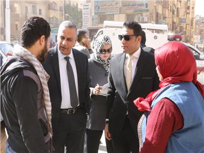 «الفقي» يتفقد منطقة الشهيد بسوهاج ويلتقي المواطنين في الشارع