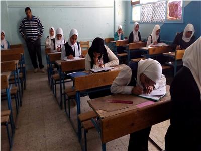 طالبة تصور الامتحان وآخرون يلقون بأثاث المدرسة في امتحانات الإعدادية بكفر الشيخ