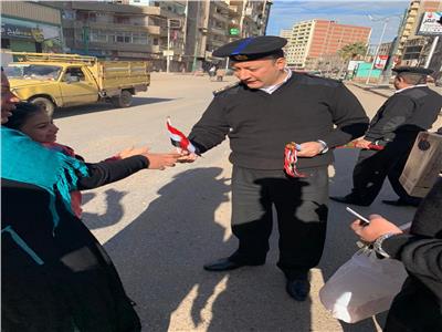 الشرطة توزع الحلوى والأعلام على المواطنين في الغربية
