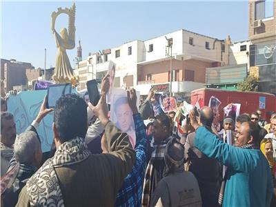 صور| أهالي نجع حمادي يحتفلون بعيد الشرطة 