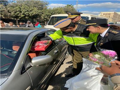 «مرور الشرقية» يوزع حقائب وحلوى على المواطنين احتفالًا بعيد الشرطة