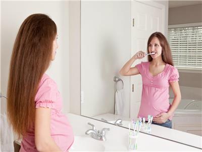 طبيب يحذر النساء من غسيل الأسنان بالفرشاة بعد «القيء» لدى الحوامل