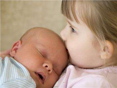 للأمهات| احذري «هربس» فيروس قاتل يصيب الأطفال بسبب «القبلات»