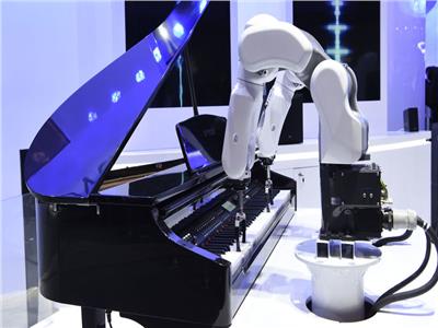 تعرف على أول روبوت يقدم حفلا موسيقيًا في دولة عربية