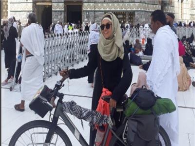 تعرف على أول امرأة عربية تدخل مكة على دراجة لأداء العمرة... فيديو وصور