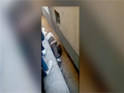 3 مفاجآت في بيان وزارة النقل على واقعة إنقاذ أب طفلته تحت القطار