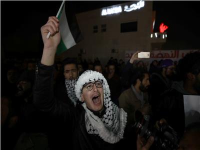 بالصور| مظاهرات بالقرب من السفارة الأمريكية بالأردن اعتراضا على خطة ترامب
