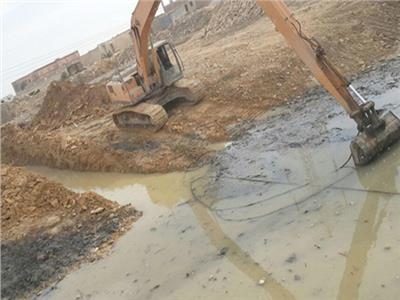 محافظ أسوان يتابع أعمال تطهير مخر السيول