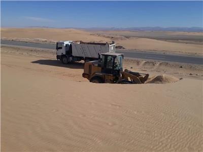 شمال سيناء تبحث آلية رفع الرمال للحد من إغلاق الطرق