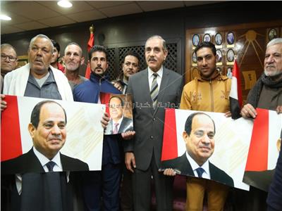 صور| «العائدين من اليمن».. رسائل مؤثرة وفرحة عارمة بكفر الشيخ أثناء استقبالهم