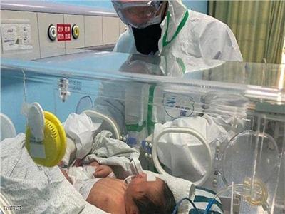 صورة| ولادة أول طفلة مصابة بـ«كورونا» 