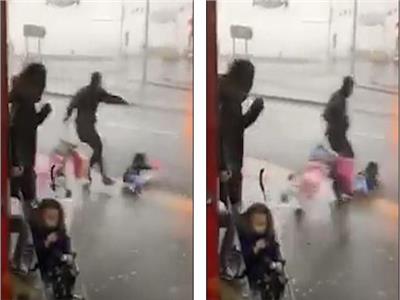 «فيديو صادم».. العاصفة كيارا تلقي بطفل وسط الطريق ببريطانيا