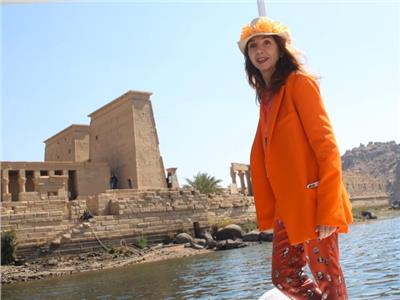 المغنية الإسبانية الشهيرة تزور معبد «فيلة» تنشيطًا للسياحة |صور 