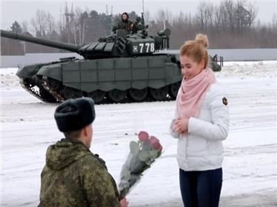 تقاليع| ضابط روسي يستعين بالدبابات ليطلب يد حبيبته 