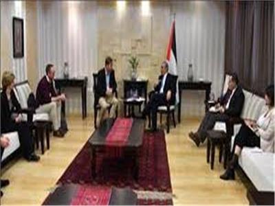 رئيس الوزراء الفلطسطيني يطلع وفدا برلمانيا بريطانيا على المستجدات السياسية