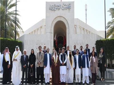 العاهل البحريني ورئيس مجلس الشيوخ الباكستاني يبحثان المستجدات