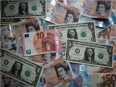 الإسترليني ينخفض مقابل الدولار الأمريكي واليورو