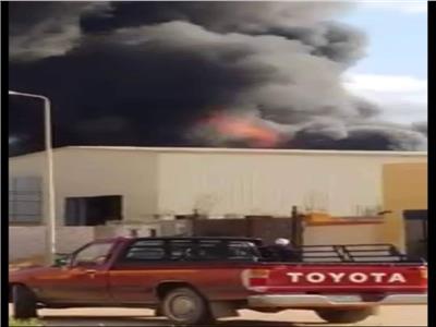 صور| حريق هائل بمصنع مواد تعبئة في برج العرب